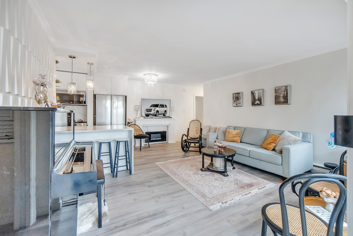Kitchen Photo of 101 1750 Esquimalt Avenue, West Vancouver, BC