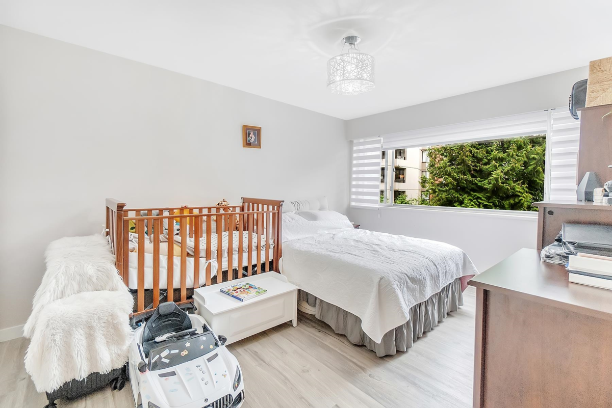 Laundry Room Photo of 101 1750 Esquimalt Avenue, West Vancouver, BC