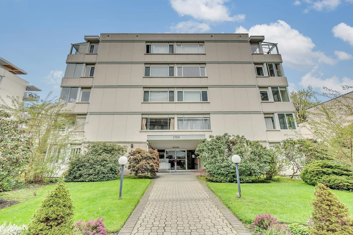 Living Room Photo of 101 1750 Esquimalt Avenue, West Vancouver, BC