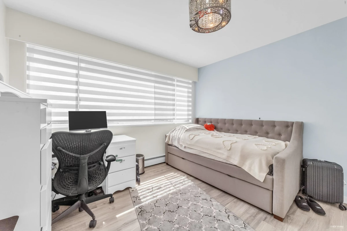 Mudroom Photo of 101 1750 Esquimalt Avenue, West Vancouver, BC