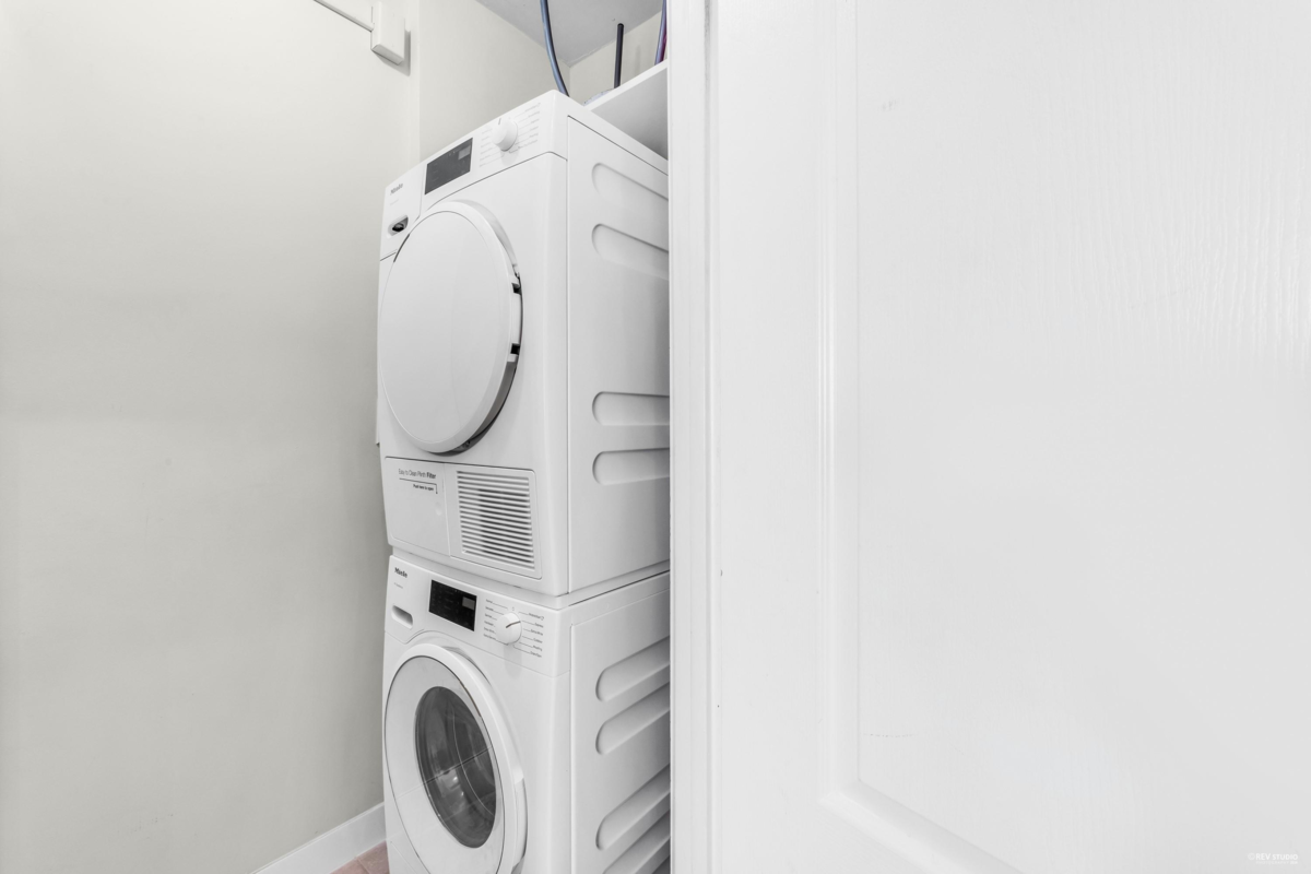 Outdoor Deck Photo of 101 1750 Esquimalt Avenue, West Vancouver, BC