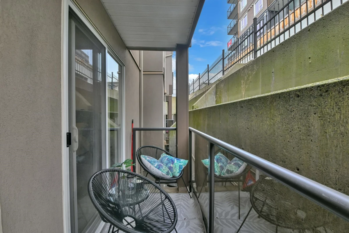 Entry Foyer Photo of 203 33165 2 Avenue, Mission, BC