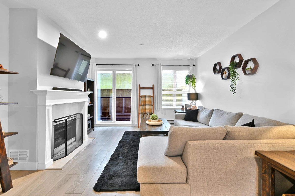 Living Room Photo of 203 33165 2 Avenue, Mission, BC