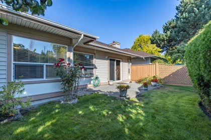 Front Yard Photo of 15 18939 65 Avenue, Surrey, BC