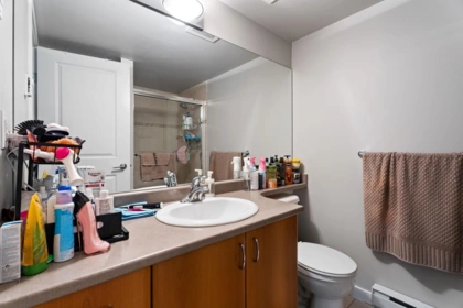 Primary Bathroom Photo of 203 14885 105 Avenue, Surrey, BC