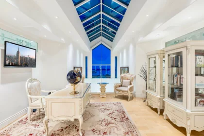 Entry Foyer Photo of 965 King Georges Way, West Vancouver, BC