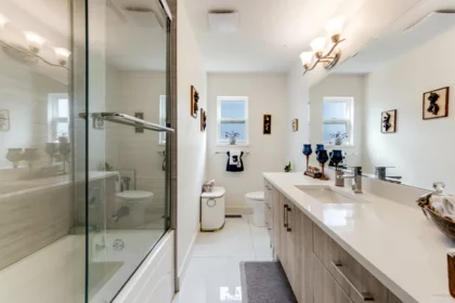 Entry Foyer Photo of 6593 Lochdale Street, Burnaby, BC