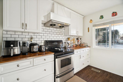 Kitchen Island Photo of 21339 Dewdney Trunk Road, Maple Ridge, BC