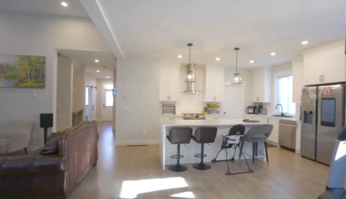 Kitchen Island Photo of 21 4217 Old Clayburn Road, Abbotsford, BC