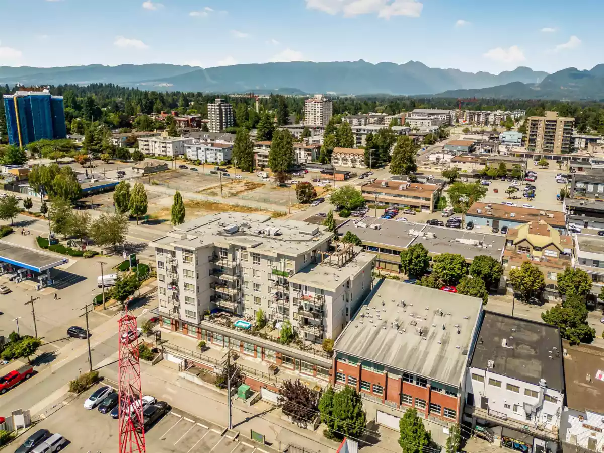 Front Yard Photo of 604 22318 Lougheed Highway, Maple Ridge, BC
