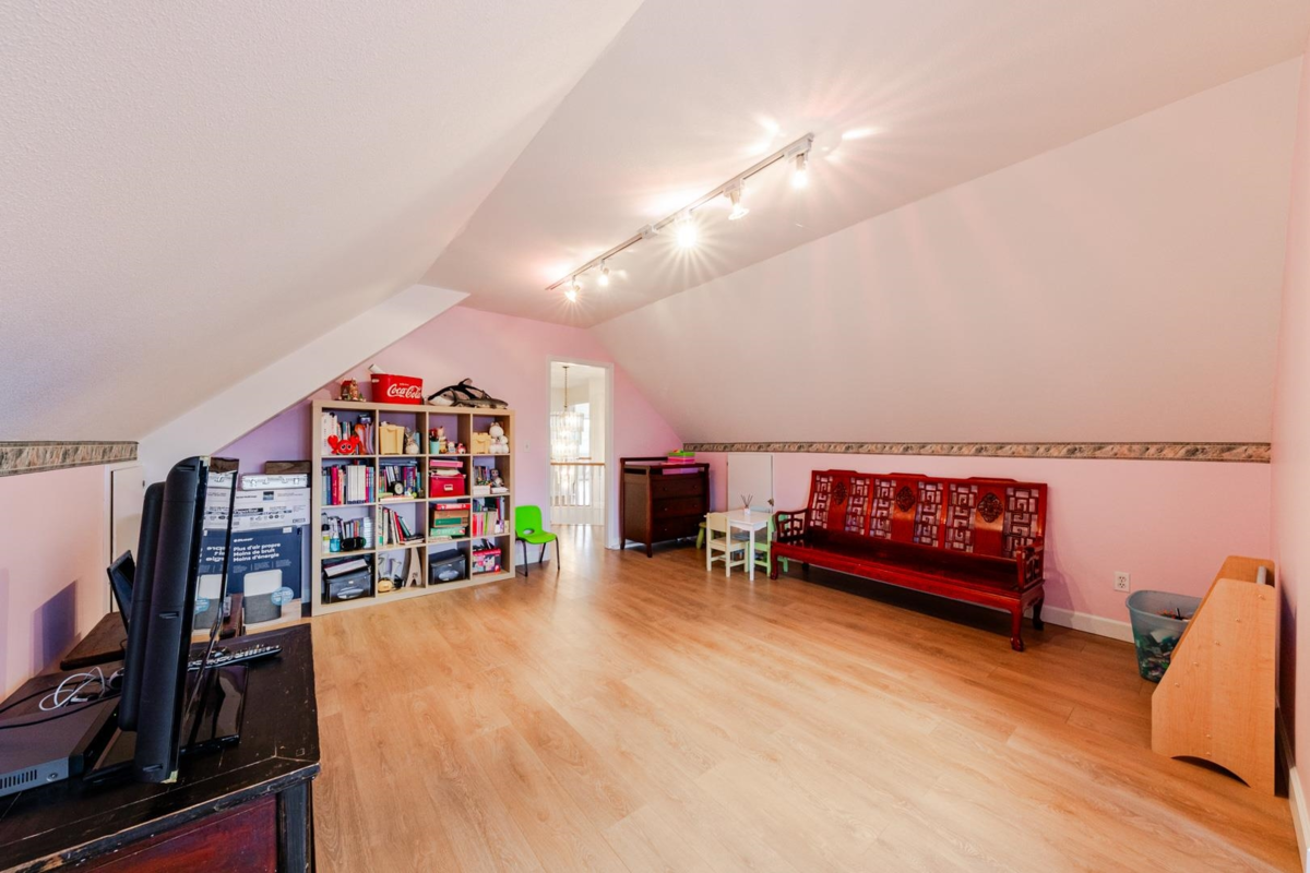 Swimming Pool Photo of 5663 186a Street, Surrey, BC