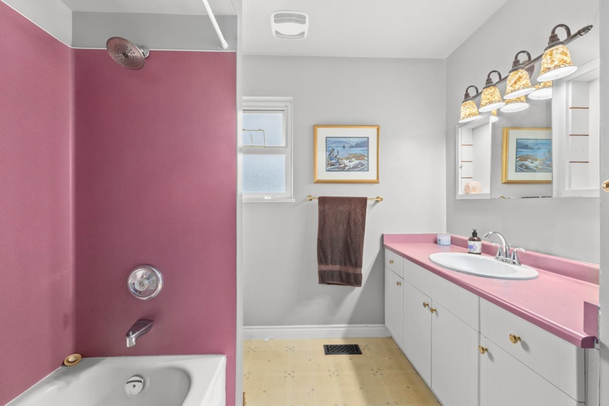 Walk-In Closet Photo of 6530 Dunbar Street, Vancouver, BC