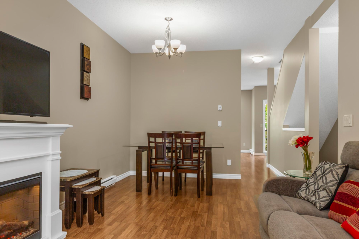 Breakfast Nook Photo of 2 32501 Fraser Crescent, Mission, BC