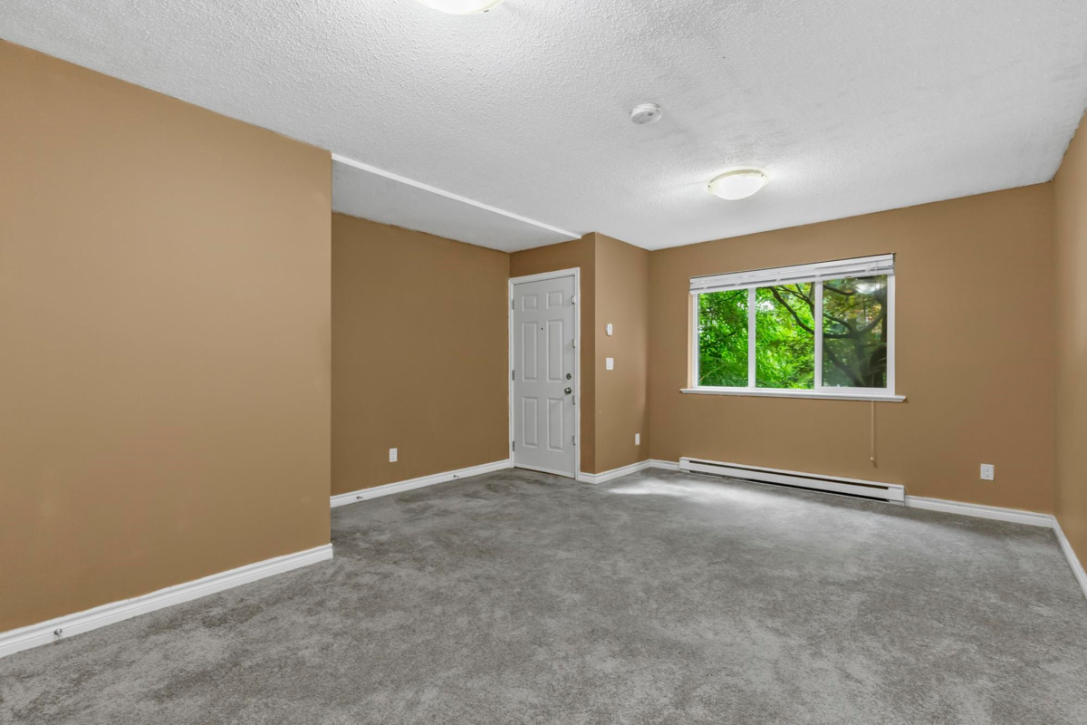 Hallway Photo of 2 32501 Fraser Crescent, Mission, BC