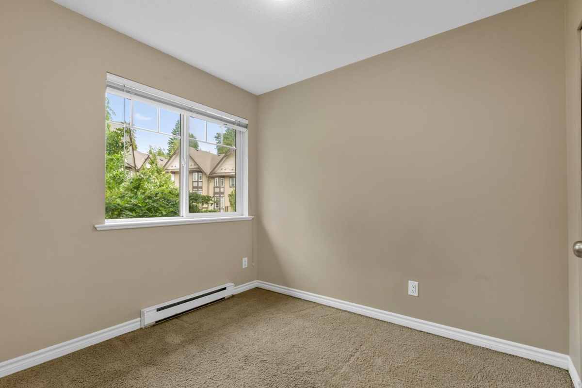 Laundry Room Photo of 2 32501 Fraser Crescent, Mission, BC