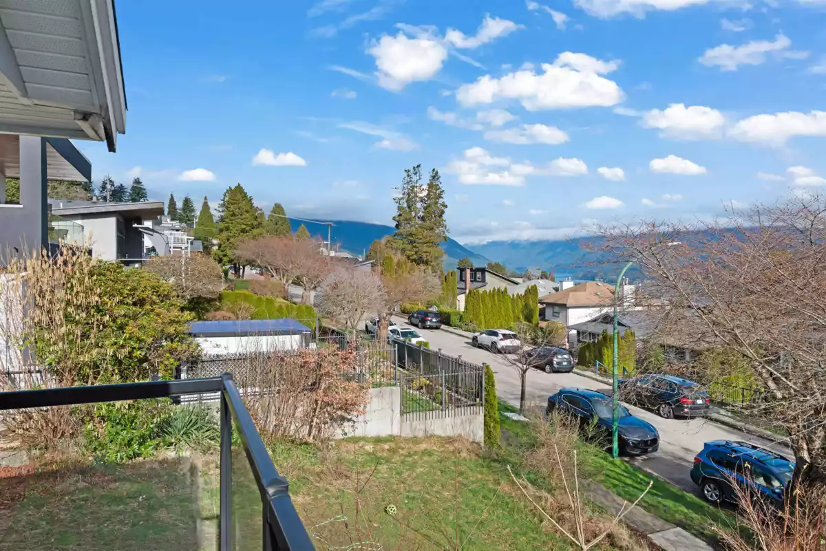 Breakfast Nook Photo of 65 Ellesmere Avenue, Burnaby, BC