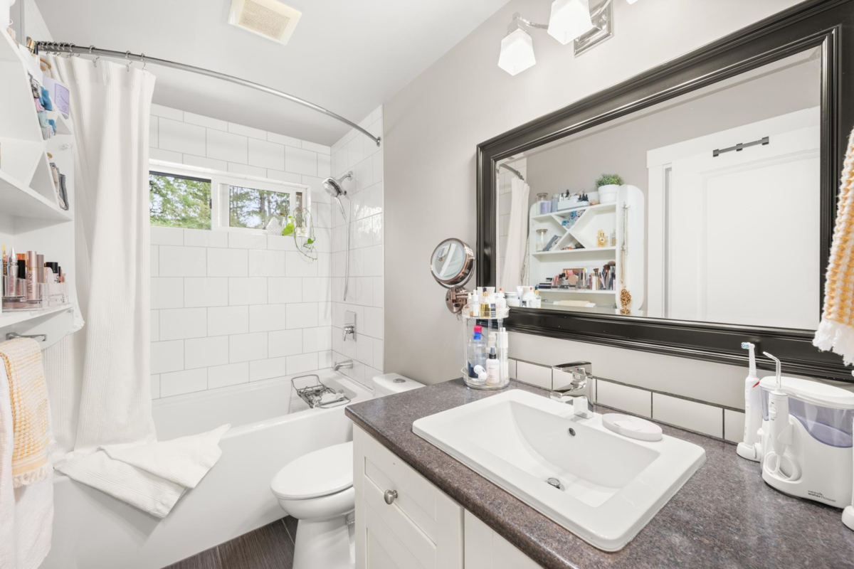 Front Yard Photo of 19294 78 Avenue, Surrey, BC