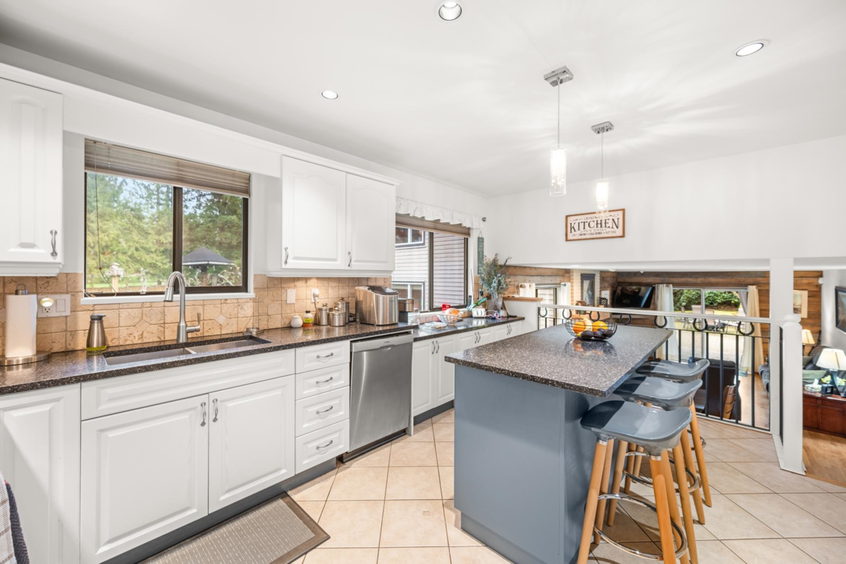 Kitchen Island Photo of 19294 78 Avenue, Surrey, BC