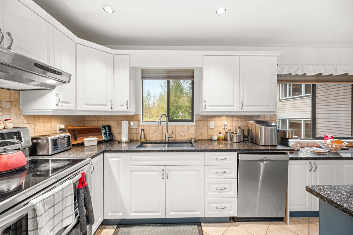 Kitchen Photo of 19294 78 Avenue, Surrey, BC