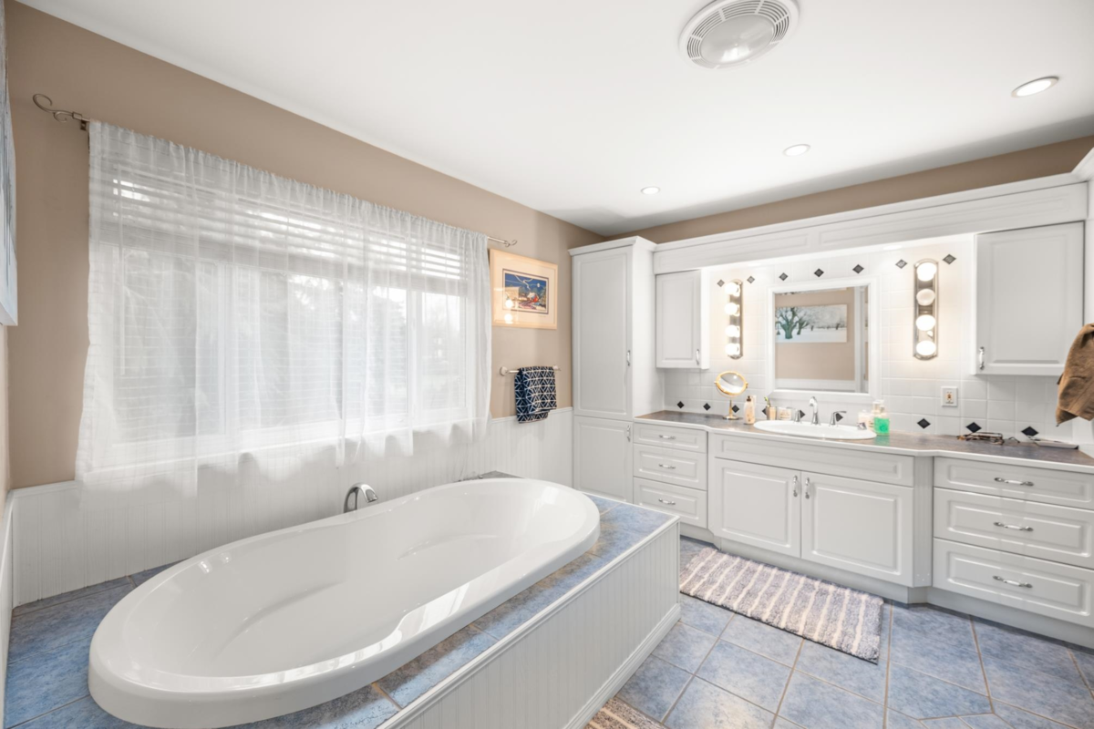 Powder Room Photo of 19294 78 Avenue, Surrey, BC