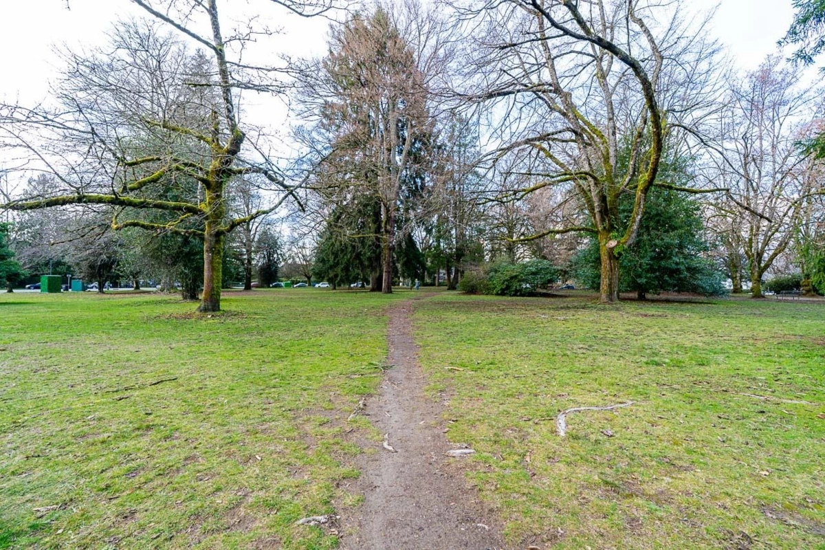 Backyard Photo of 605 1405 W 15th Avenue, Vancouver, BC