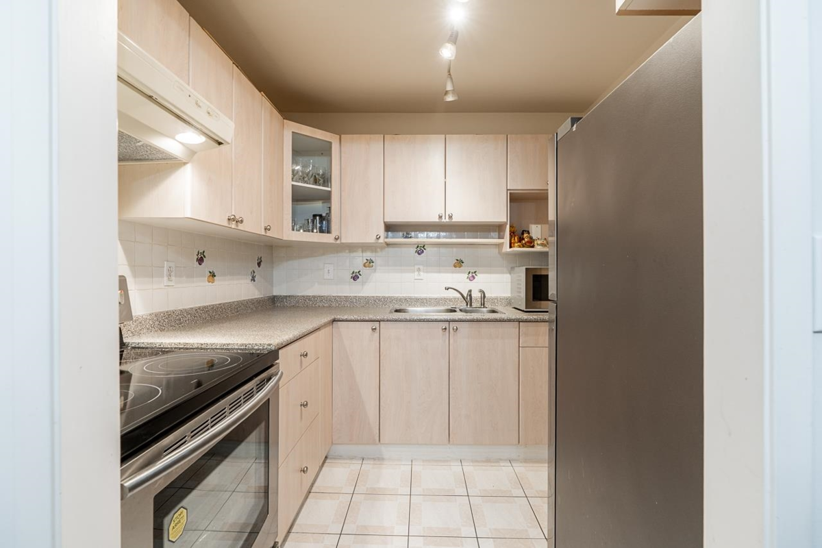 Primary Bathroom Photo of 605 1405 W 15th Avenue, Vancouver, BC