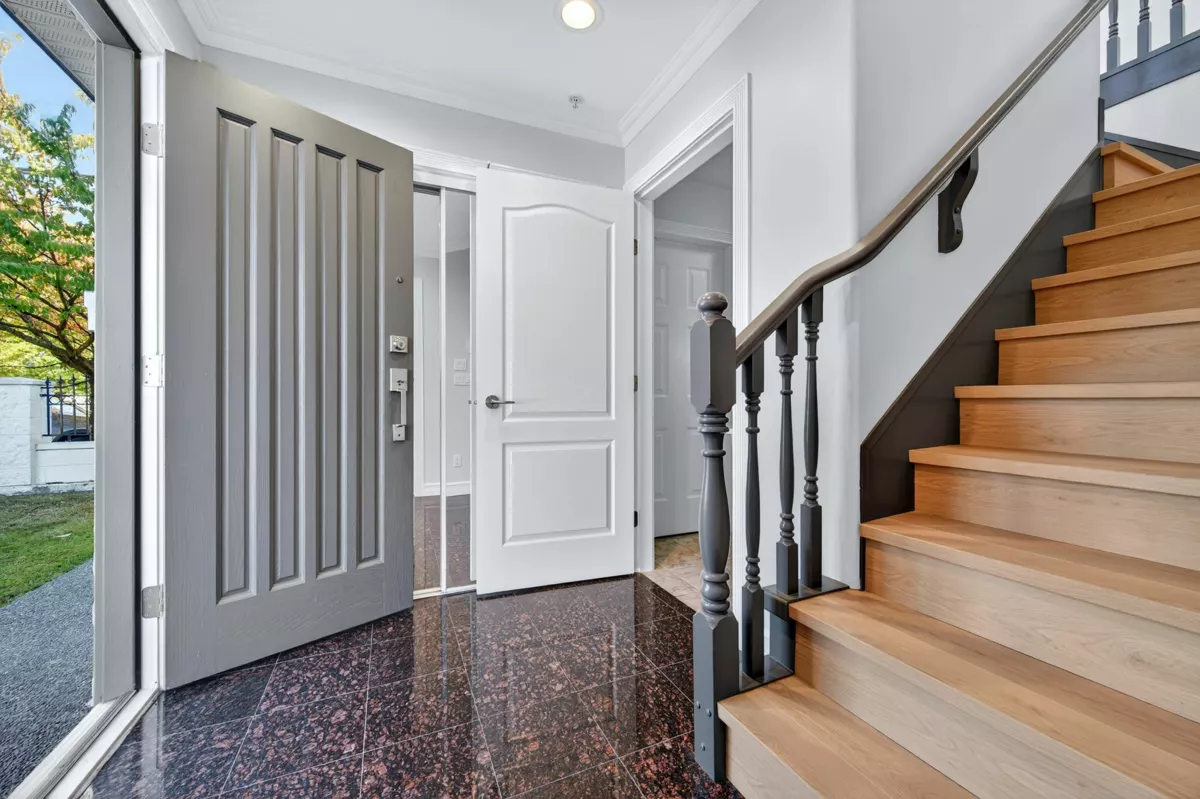Entry Foyer Photo of 392 E 63rd Avenue, Vancouver, BC
