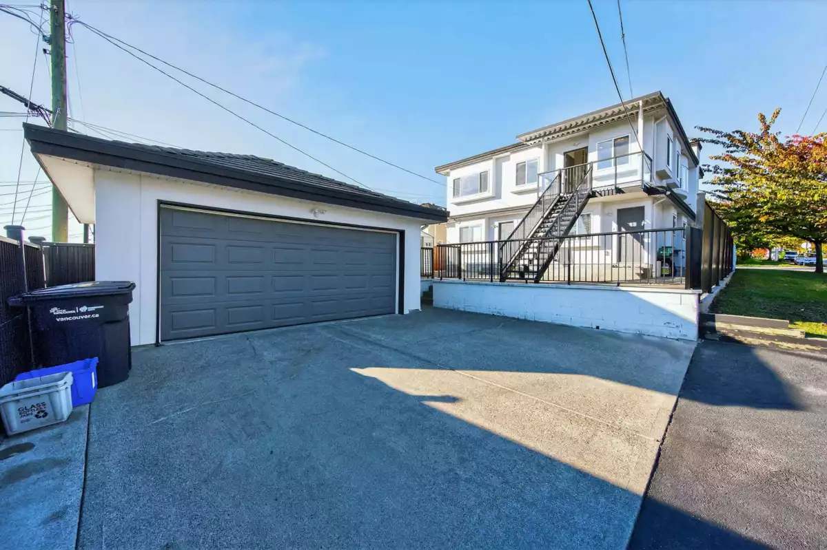 Swimming Pool Photo of 392 E 63rd Avenue, Vancouver, BC