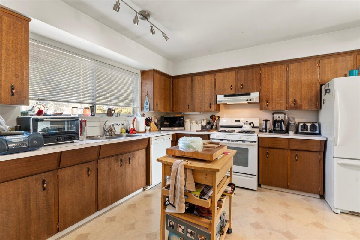 Breakfast Nook Photo of 14983 Canary Drive, Surrey, BC