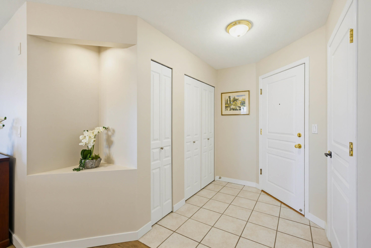 Entry Foyer Photo of 314 4770 52a Street, Delta, BC