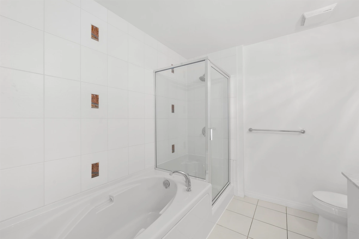 Primary Bathroom Photo of 307 100 E Esplanade Avenue, North Vancouver, BC