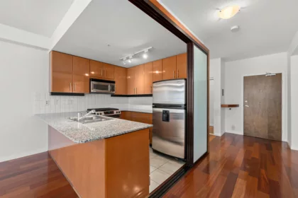 307 100 E Esplanade Avenue, North Vancouver, BC