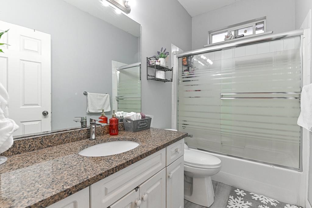 Guest Bathroom Photo of 30482 Northridge Way, Abbotsford, BC