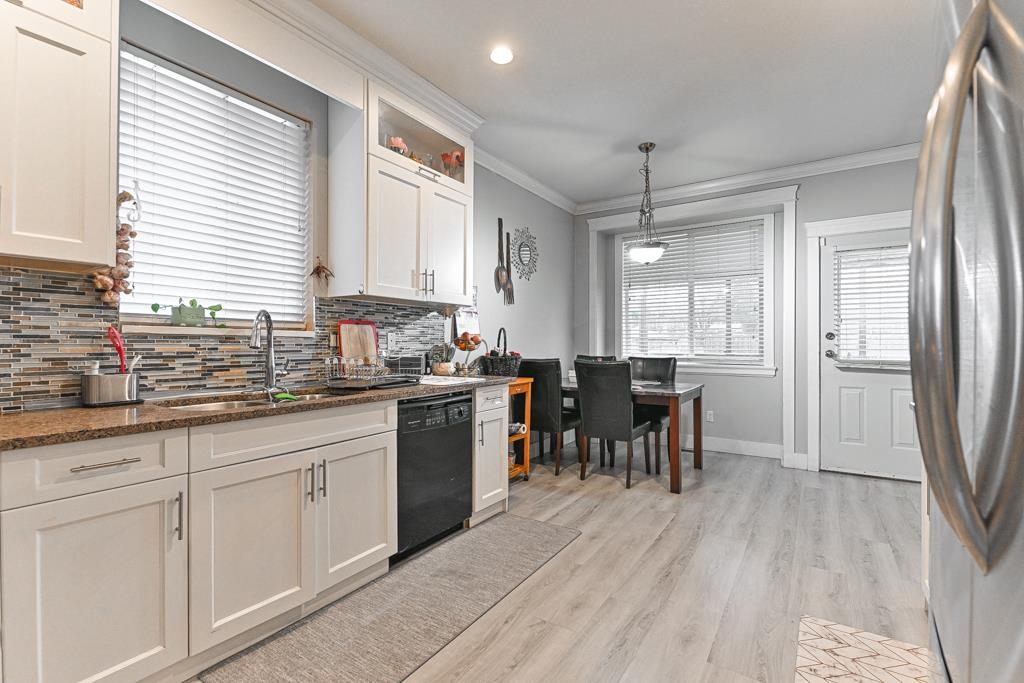 Kitchen Island Photo of 30482 Northridge Way, Abbotsford, BC