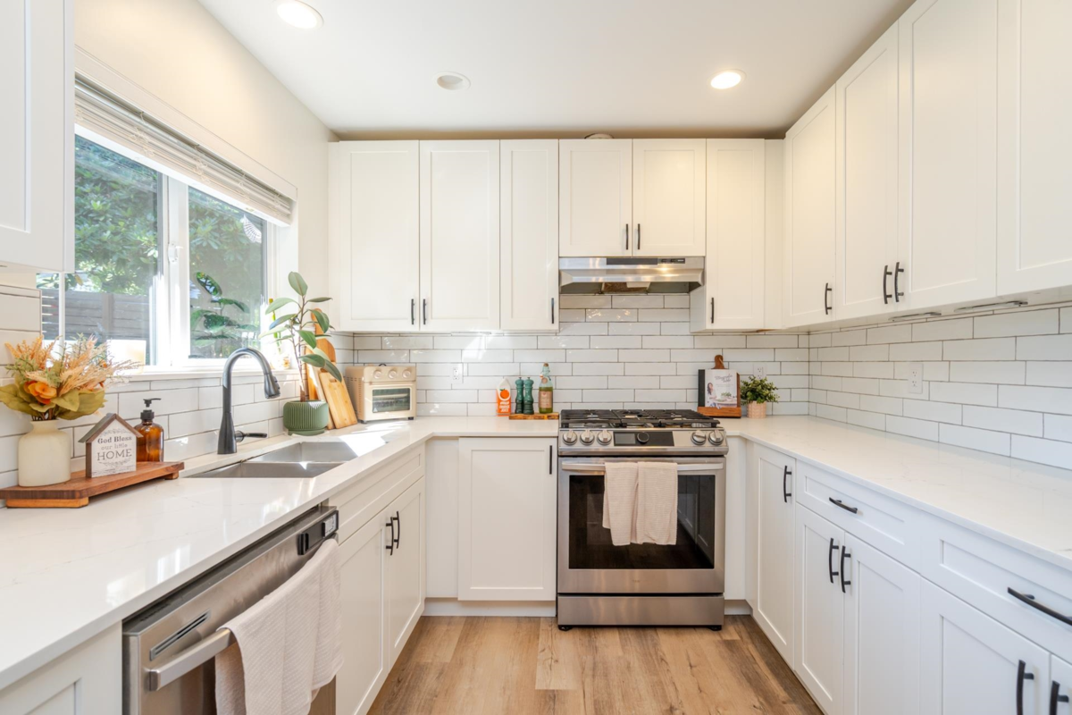 Kitchen Island Photo of 8528 Dunn Street, Mission, BC