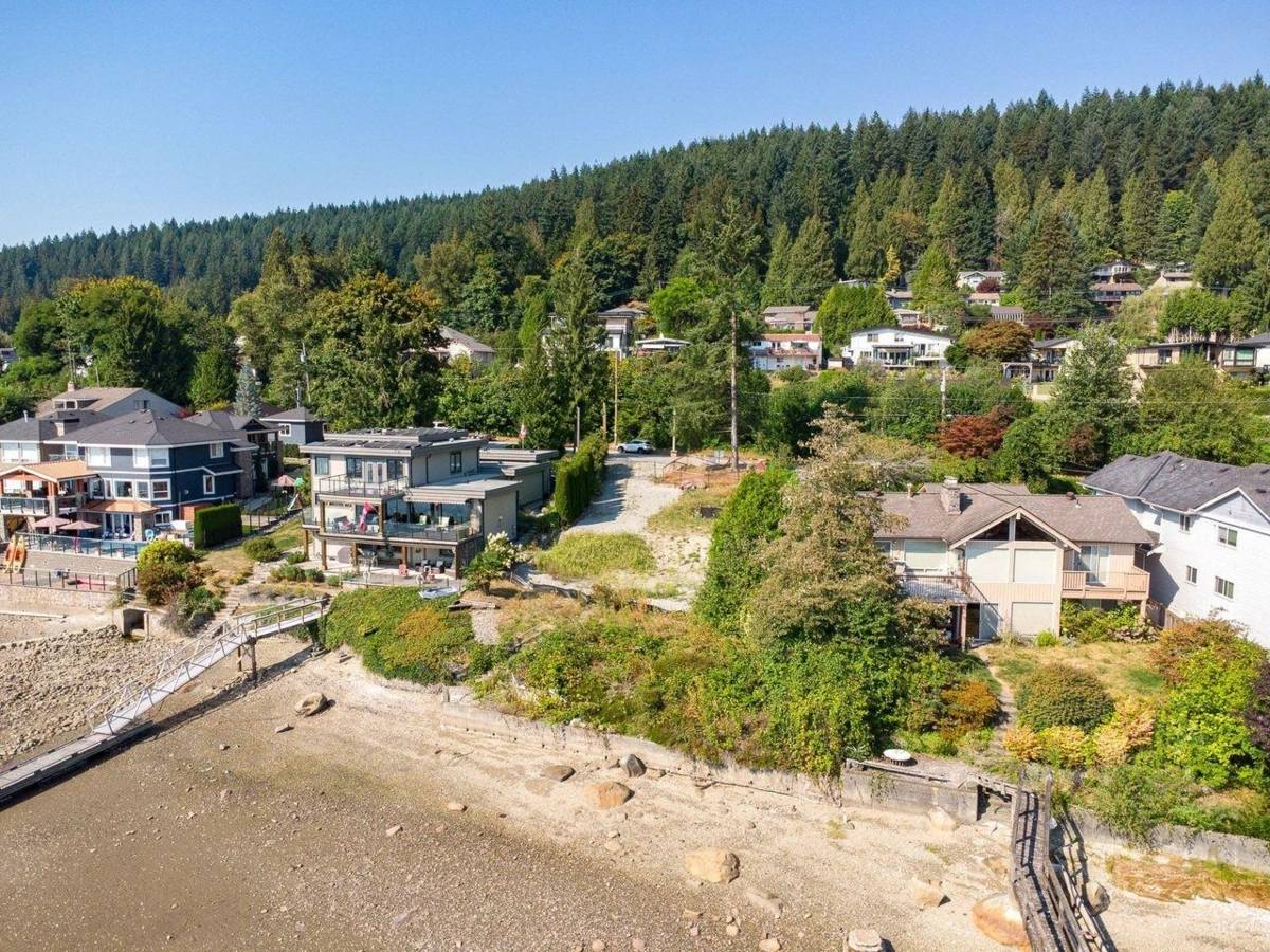 Family Room Photo of 668 Alderside Road, Port Moody, BC