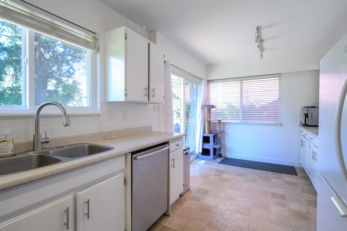 Laundry Room Photo of 1345 53a Street, Delta, BC