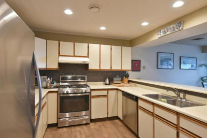 Kitchen Photo of 7 5471 Secret Cove Road, Halfmoon Bay, BC