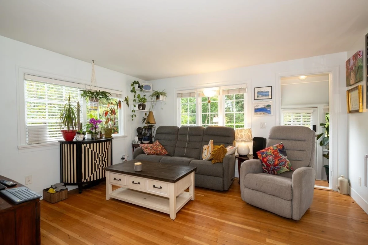 Dining Area Photo of 2268 Edgemont Boulevard, North Vancouver, BC