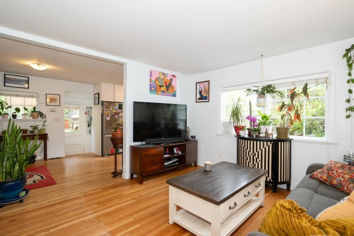 Family Room Photo of 2268 Edgemont Boulevard, North Vancouver, BC