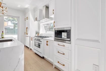 Kitchen Island Photo of 5081 Crown Avenue, Vancouver, BC