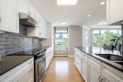 Breakfast Nook Photo of 506 15466 North Bluff Road, White Rock, BC