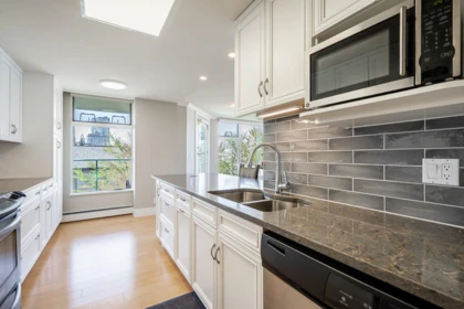 Primary Bedroom Photo of 506 15466 North Bluff Road, White Rock, BC