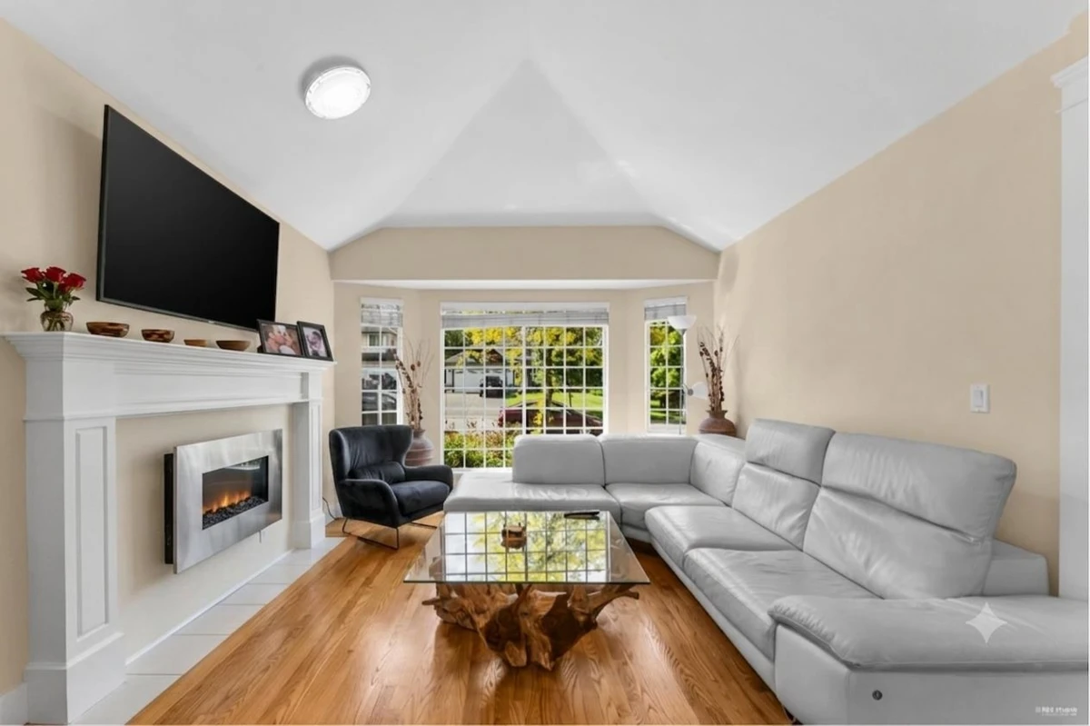 Living Room Photo of 15295 111a Avenue, Surrey, BC