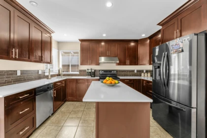 Kitchen Island Photo of 15295 111a Avenue, Surrey, BC