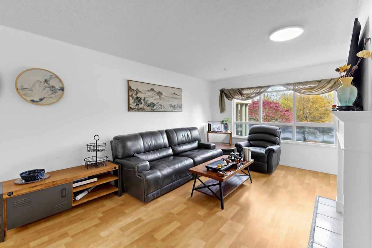 Dining Area Photo of 232 13880 70 Avenue, Surrey, BC
