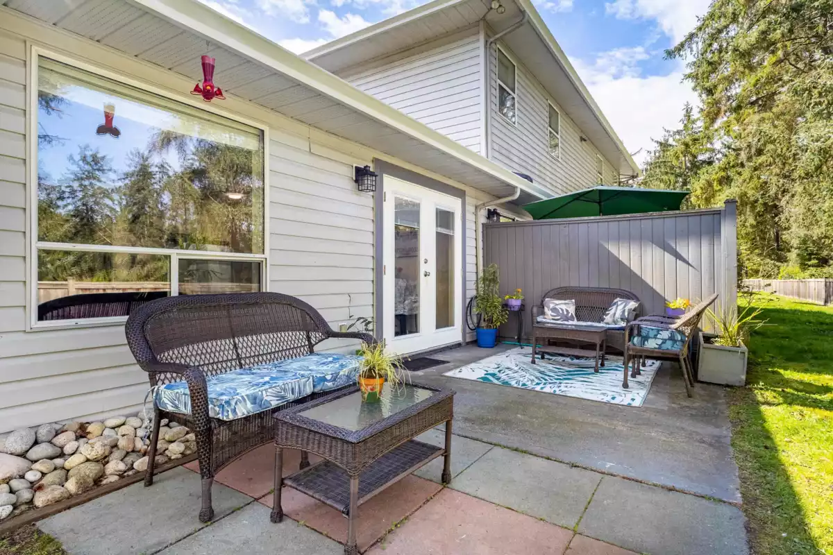 Living Room Photo of 1 5706 Ebbtide Street, Sechelt, BC
