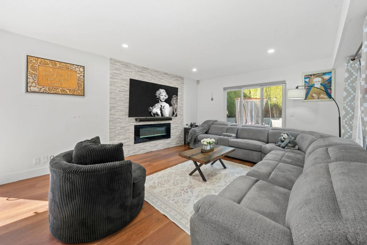 Living Room Photo of 12501 76a Avenue, Surrey, BC