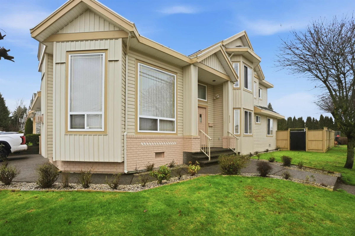 Living Room Photo of 6593 125a Street, Surrey, BC