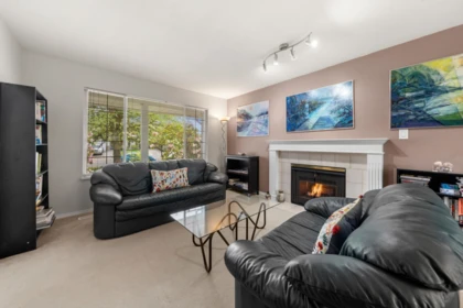 Kitchen Island Photo of 9539 215a Street, Langley, BC